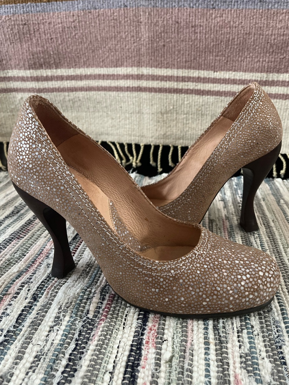 John Fluevog Attentions Paris Beige Devilfish Shoes Heels Pumps Suede Leather